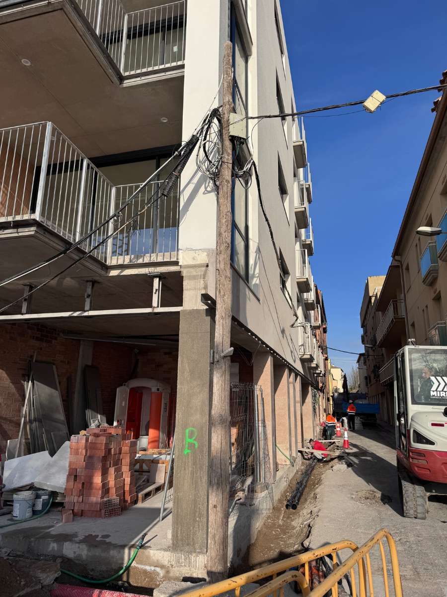 Façana amb cablejat abans de la intervenció